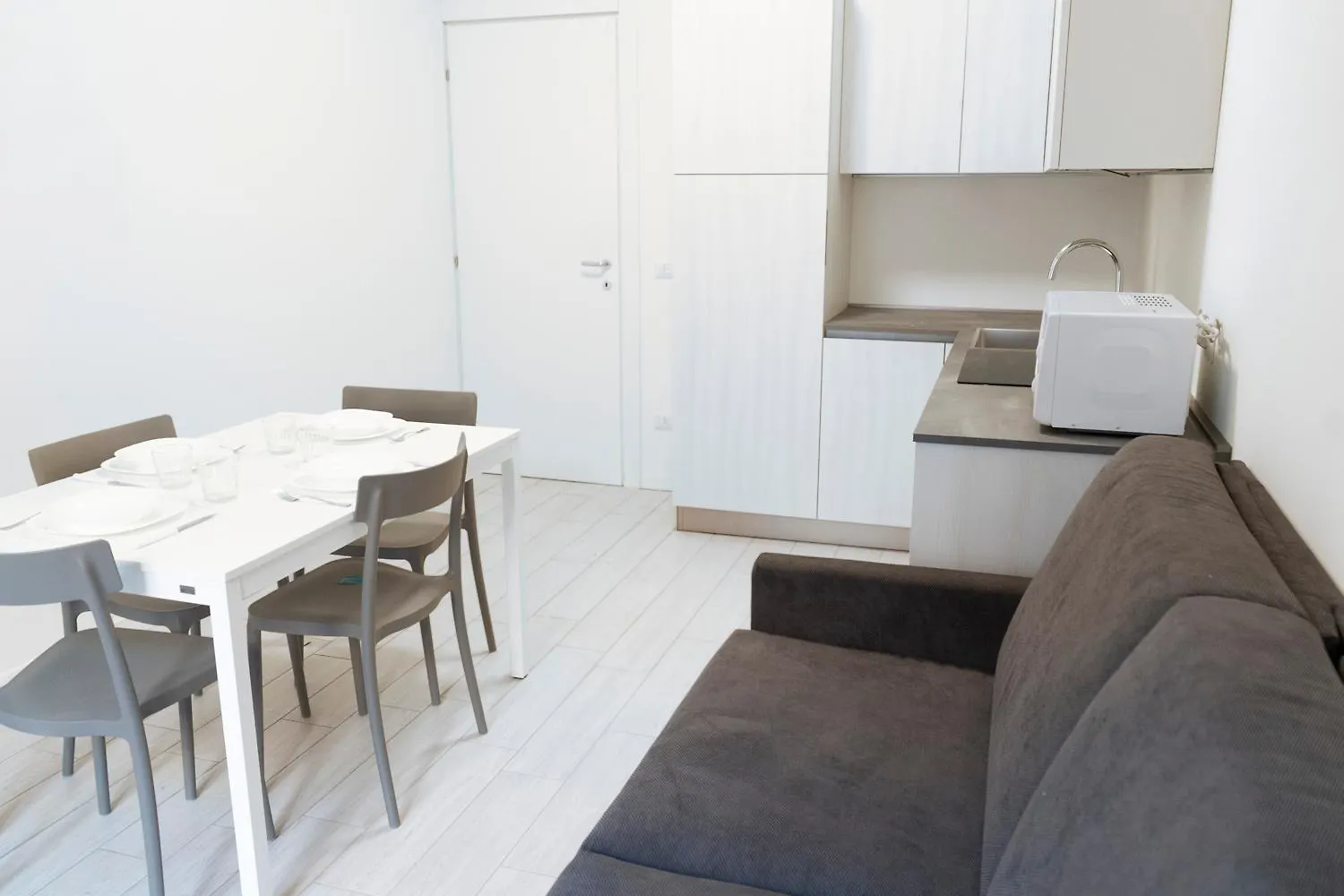 Ce6 - Corso Sempione • Large Apartment Milan